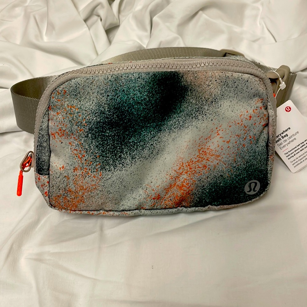 Lululemon everywhere belt bag very cute and trendy authentic